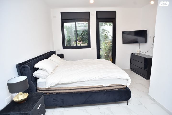 דירת גן, ארבע אמהות, גדרה