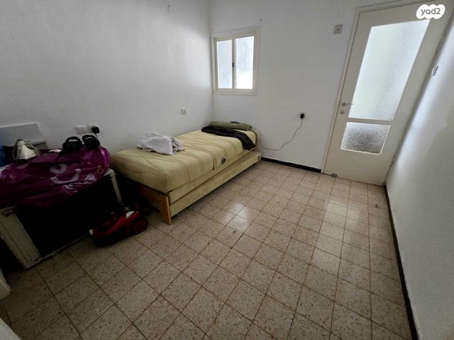 דירה, החפץ חיים, רמב"ם, ראשון לציון