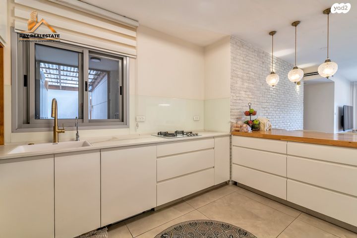 דירת גן, שדרות ז'בוטינסקי, נווה אילן - אזרחי, יבנה