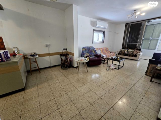 דירה, החפץ חיים, רמב"ם, ראשון לציון