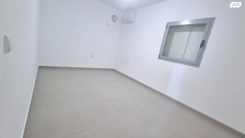 דירה, יהודה עמיחי, נווה זמר, רעננה