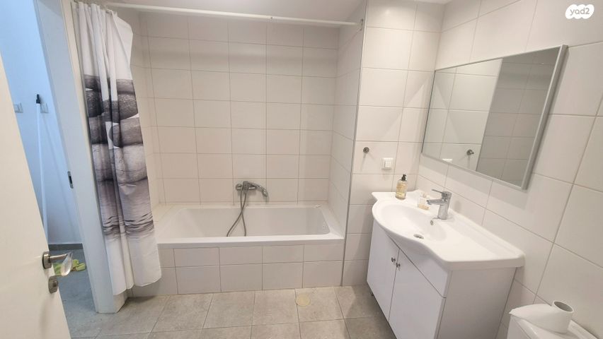 דירה, יהודה עמיחי, נווה זמר, רעננה