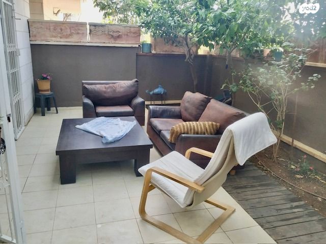 דירת גן, צור יצחק