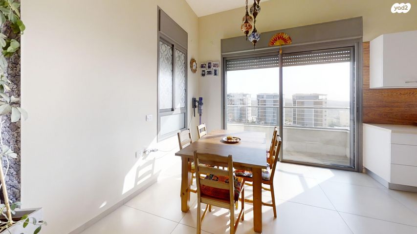 גג/ פנטהאוז, מודיעין מכבים רעות