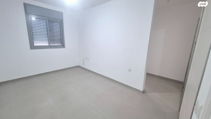 דירה, יהודה עמיחי, נווה זמר, רעננה