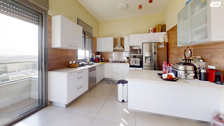 גג/ פנטהאוז, מודיעין מכבים רעות