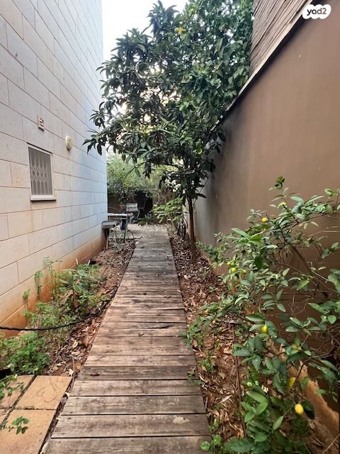 דירת גן, צור יצחק