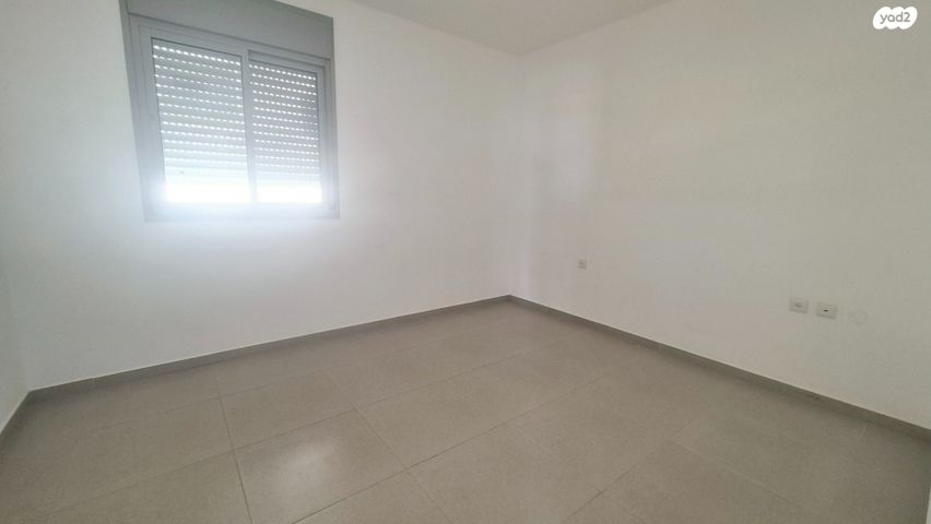 דירה, יהודה עמיחי, נווה זמר, רעננה