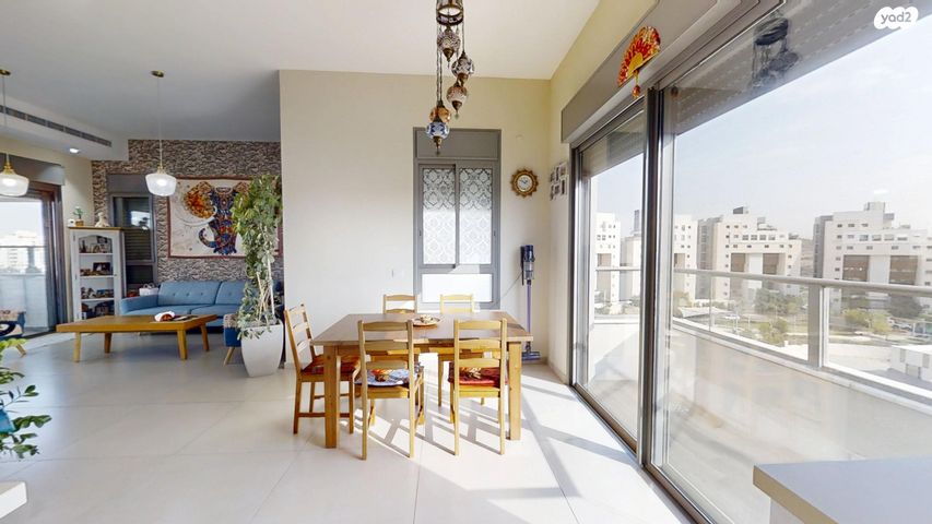 גג/ פנטהאוז, מודיעין מכבים רעות