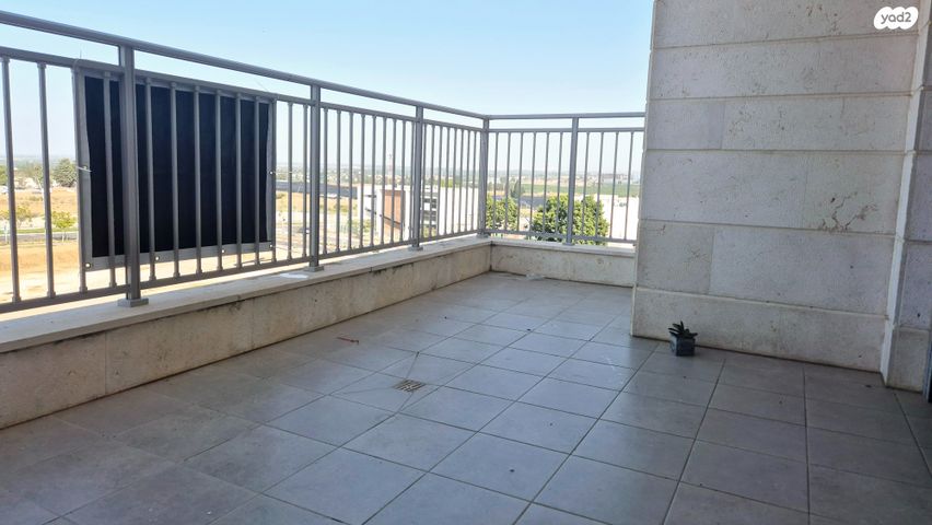 דירה, יהודה עמיחי, נווה זמר, רעננה