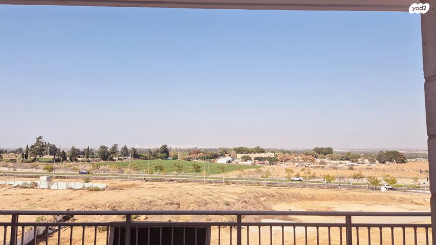 דירה, יהודה עמיחי, נווה זמר, רעננה