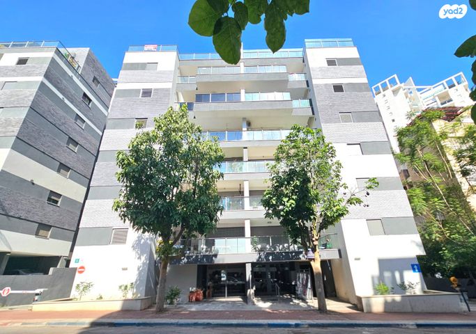 גג/ פנטהאוז, שדרות הרב לוין 5, גני מרום, רמת גן