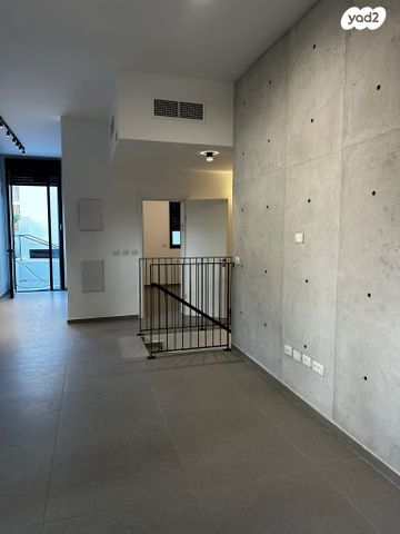 מונטיפיורי, הרכבת