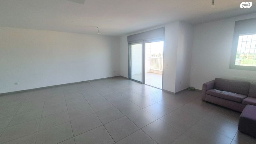 דירה, יהודה עמיחי, נווה זמר, רעננה