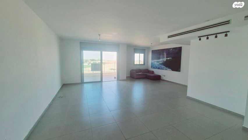 דירה, יהודה עמיחי, נווה זמר, רעננה