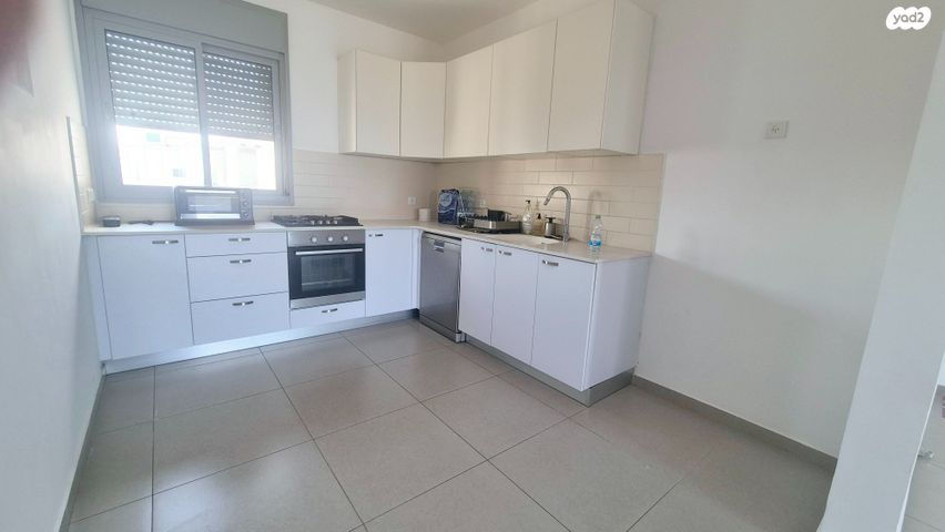 דירה, יהודה עמיחי, נווה זמר, רעננה