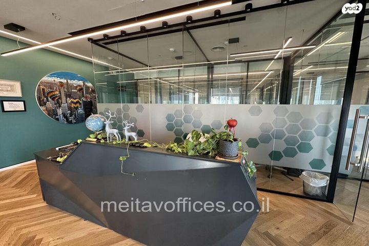 דרך מנחם בגין 156