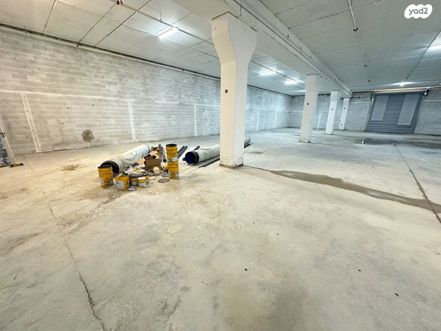 מחסנים, הנחלים, כפר יונה