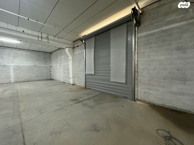 מחסנים, הנחלים, כפר יונה