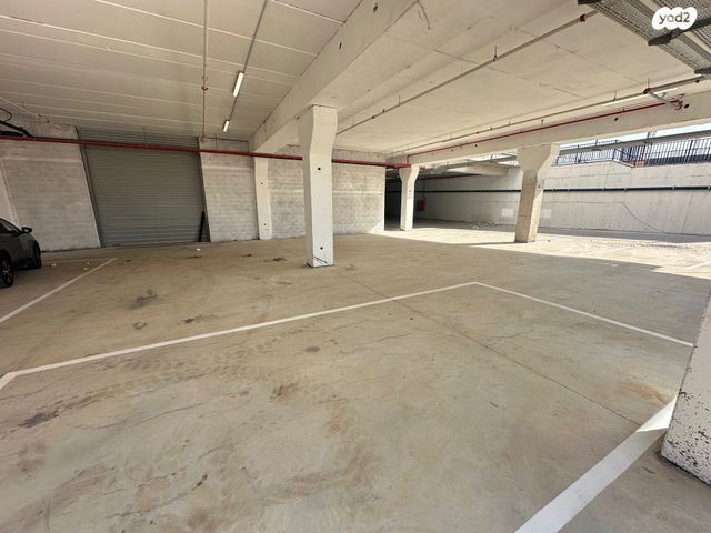 מחסנים, הנחלים, כפר יונה