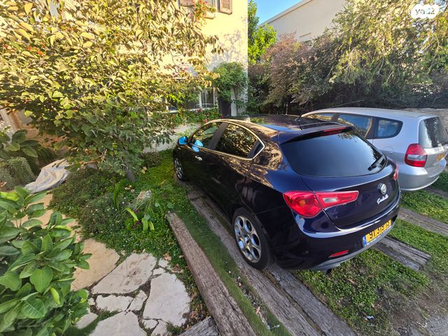 מודעת רכב אלפא רומיאו ג'ולייטה