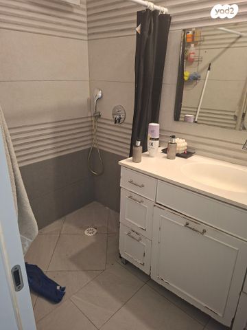 דירה, השוטרים 8, שאר העיר, מזכרת בתיה