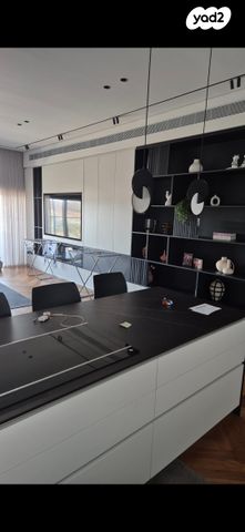 גג/ פנטהאוז, גולדה מאיר 5, מורשת, מודיעין מכבים רעות