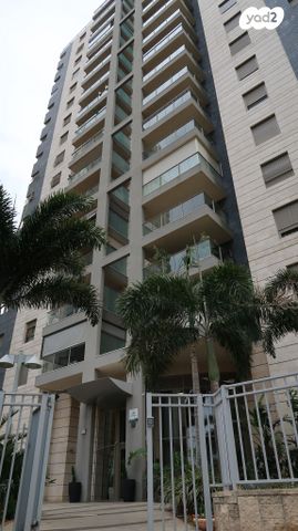 דירה, דרך בן גוריון 1, אבן גבירול, רחובות