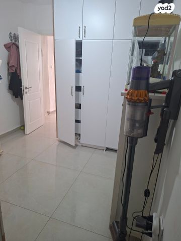 דירה, השוטרים 8, שאר העיר, מזכרת בתיה