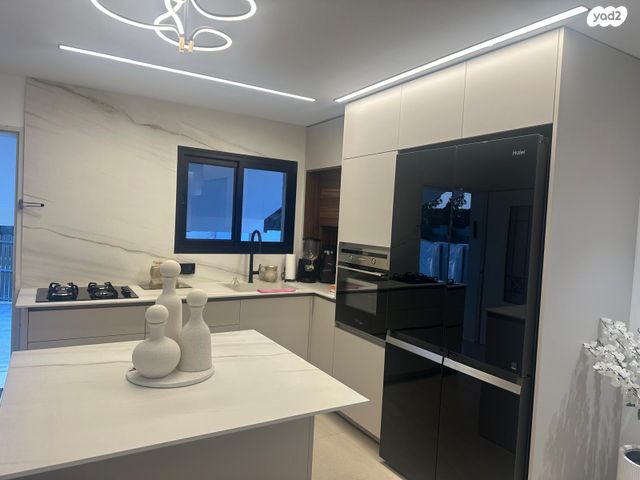 דו משפחתי, סלע, רחובות