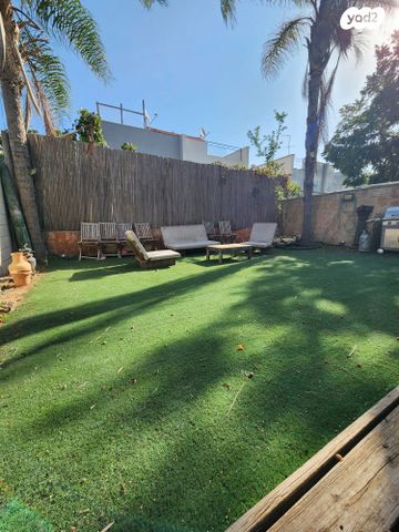 דו משפחתי, עצמון 10, חדרה