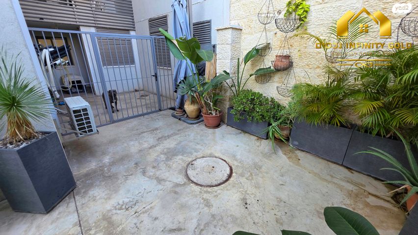 דירת גן, יקינטון, הפרחים, חריש