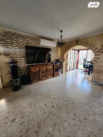 דו משפחתי, עצמון 10, חדרה