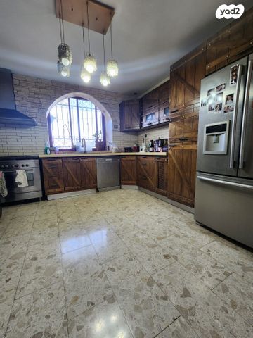 דו משפחתי, עצמון 10, חדרה