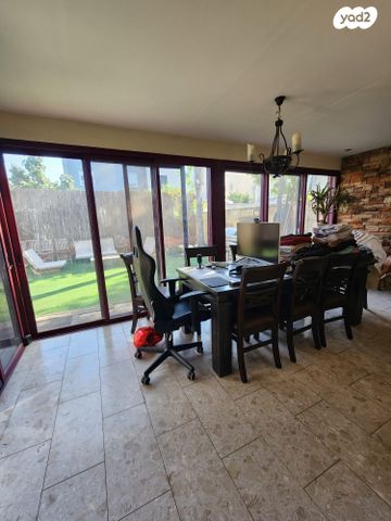 דו משפחתי, עצמון 10, חדרה