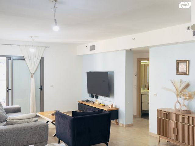 דירה, יעל רום, הדר המושבות החדשה / אם המושבות החדשה, פתח תקווה