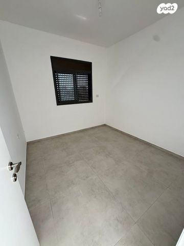 גג/ פנטהאוז, זאב אורלוב, קרול, פתח תקווה