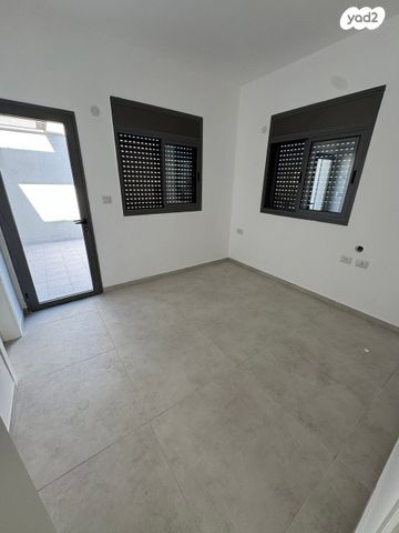 גג/ פנטהאוז, זאב אורלוב, קרול, פתח תקווה