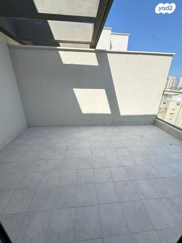 גג/ פנטהאוז, זאב אורלוב, קרול, פתח תקווה