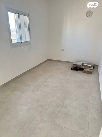 גג/ פנטהאוז, זאב אורלוב, קרול, פתח תקווה