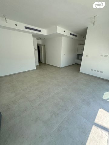 גג/ פנטהאוז, זאב אורלוב, קרול, פתח תקווה