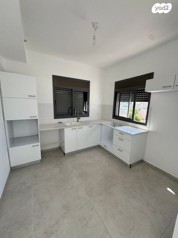 גג/ פנטהאוז, זאב אורלוב, קרול, פתח תקווה