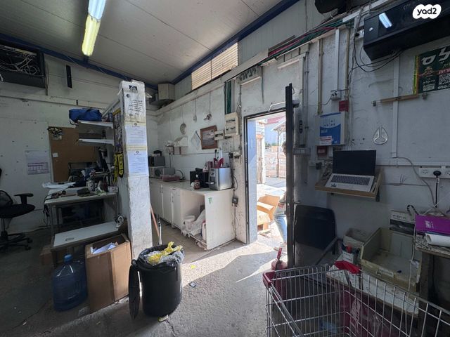 מחסנים, פארק תעשיות עמק חפר