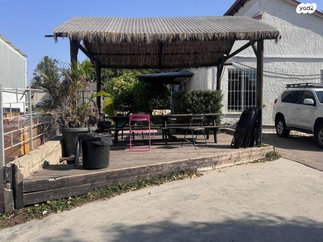 מחסנים, פארק תעשיות עמק חפר