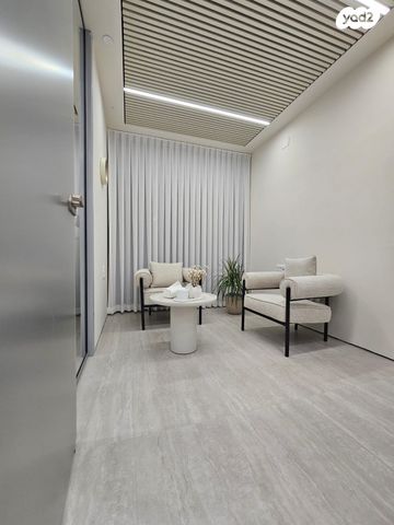 משרדים, שושנה דמארי, משכנות האומנים, קרית מוצקין