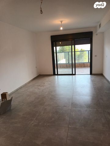 דירה, לוטם 27, הפרחים, חריש