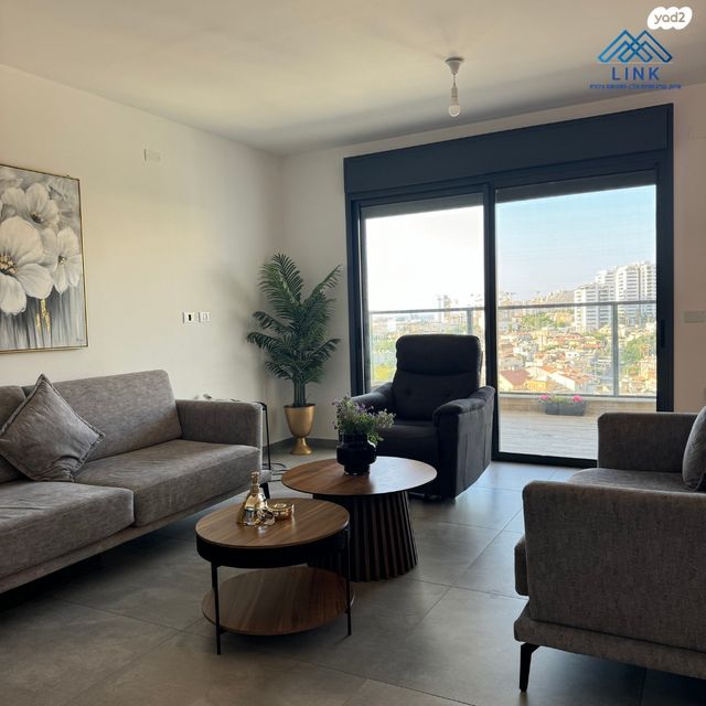 דירה, רמב"ם 5, רמב"ם, טירת כרמל