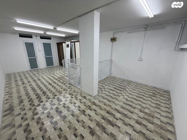 חנויות/ שטח מסחרי, קרן היסוד 25, מרכז העיר, סביניה, הוותיקה, קרית ביאליק