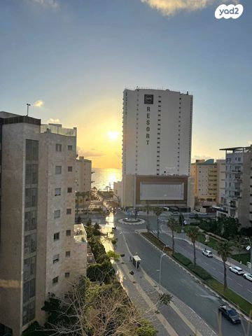 דירה, שדרות מנחם בגין 8, חדרה