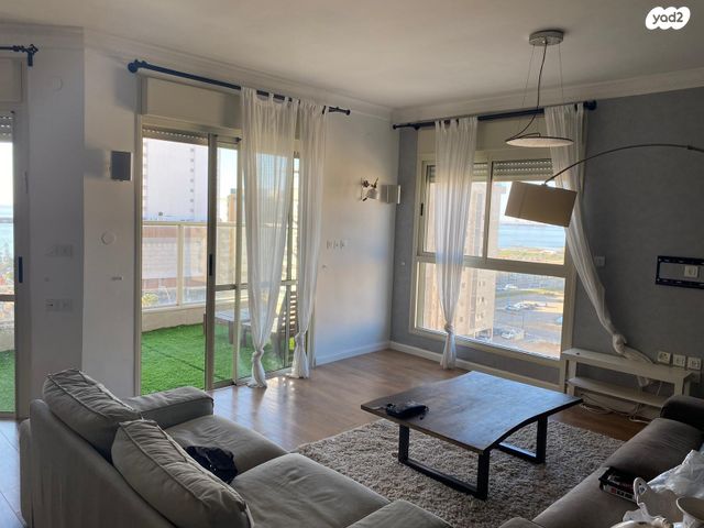 דירה, שדרות מנחם בגין 8, חדרה